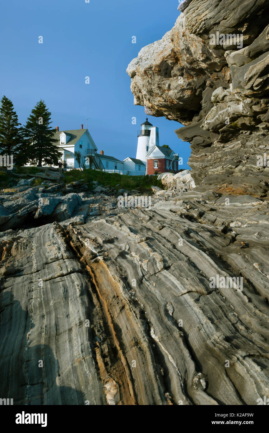 Einzigartige Felsformationen umgeben Pemaquid Point Lighthouse in Maine. Es ist eine der am meisten fotografierten Orte an der felsigen Küste. Stockfoto