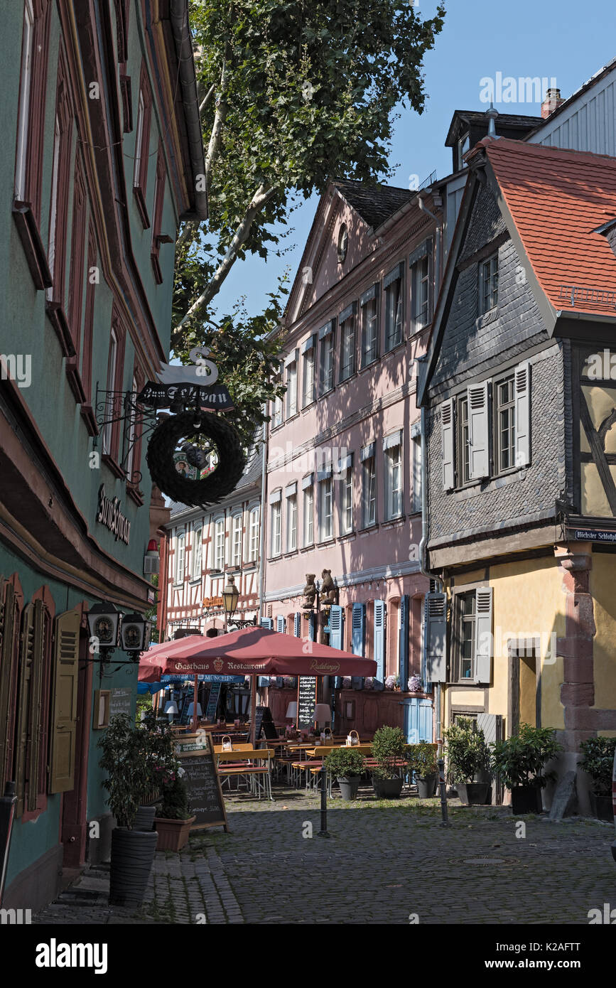 Restaurants am historischen Schlossplatz in Frankfurt-Höchst Stockfoto