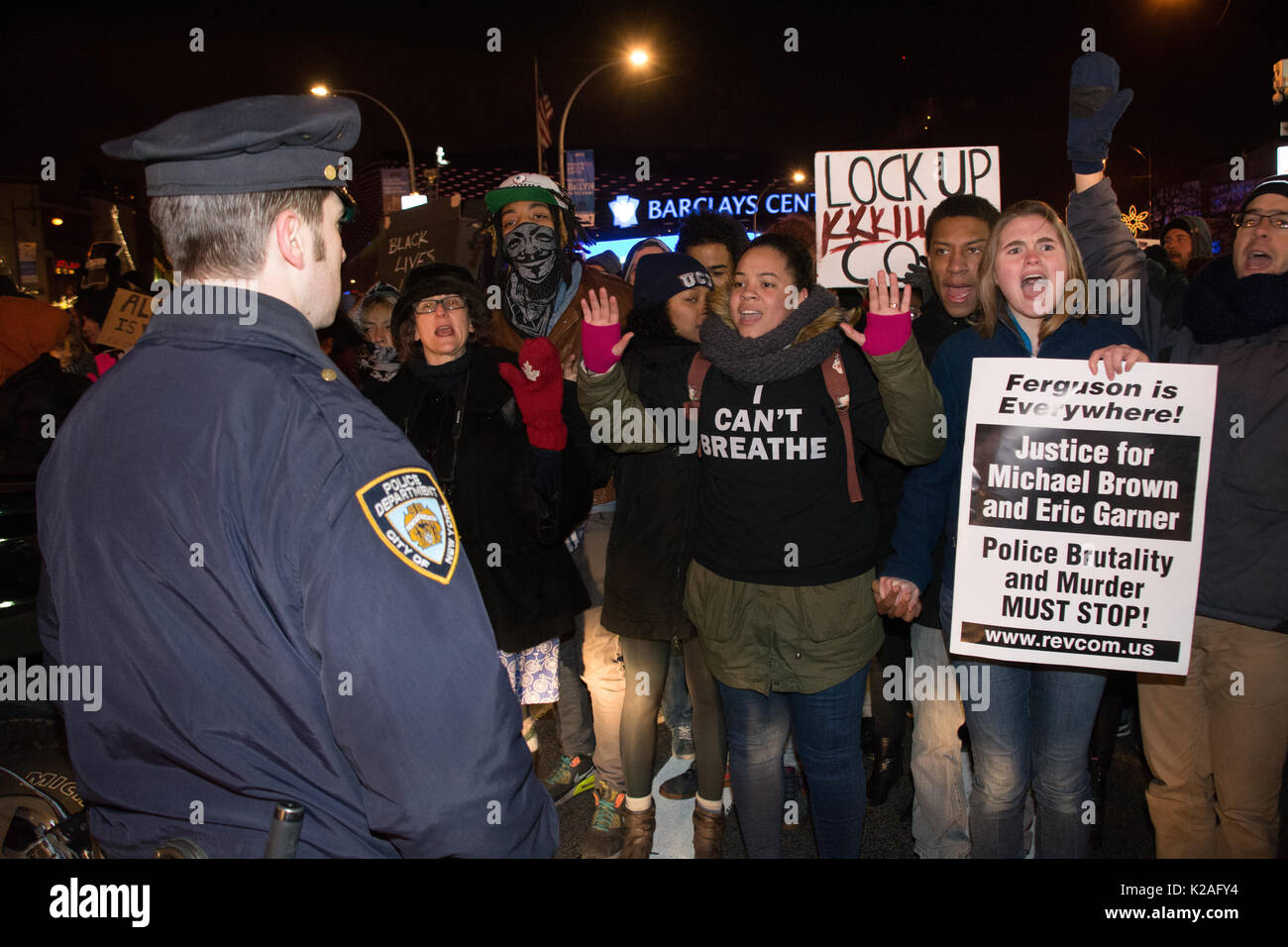 Schwarze Leben Angelegenheit Aktivisten protestierten bei Barclays Center nach einer Grand Jury fehlgeschlagen Offizier in Eric Fall Garner anzuklagen. Stockfoto