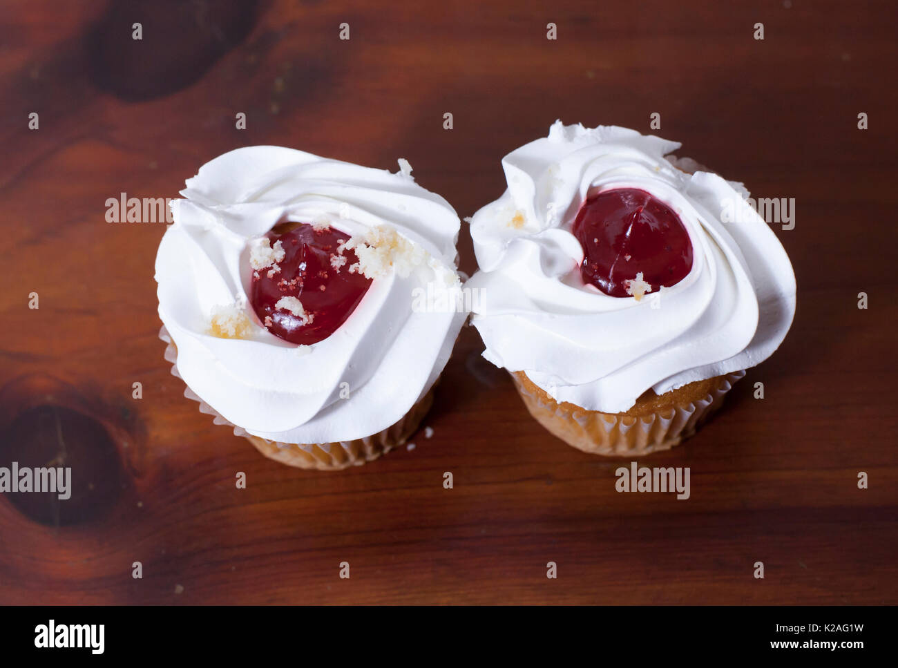 In der Nähe von zwei Vanilla und Cherry Cupcakes Stockfoto