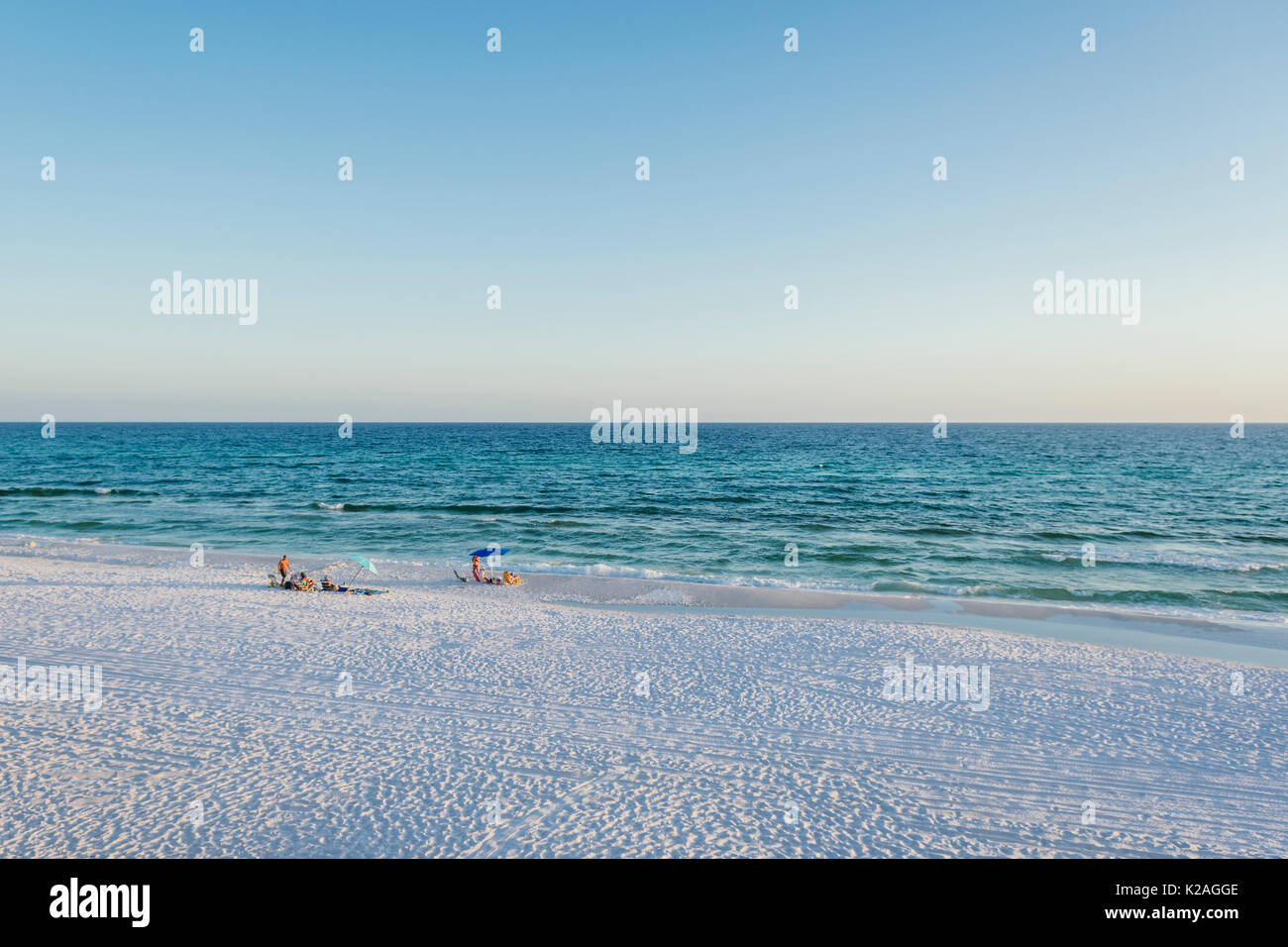 Familien auf dem weißen Sand an einem einsamen Strand in der nähe der Golfküste destin Florida, USA. Stockfoto