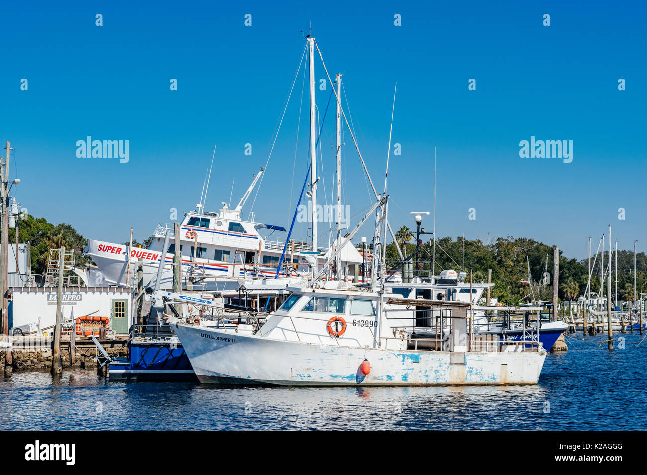 Schwamm tauchen Boote gefesselt am Anclote River in Tarpon Springs, Florida, USA, wo die kleine griechische Gemeinschaft weiterhin auf den Tourismus zu gedeihen. Stockfoto