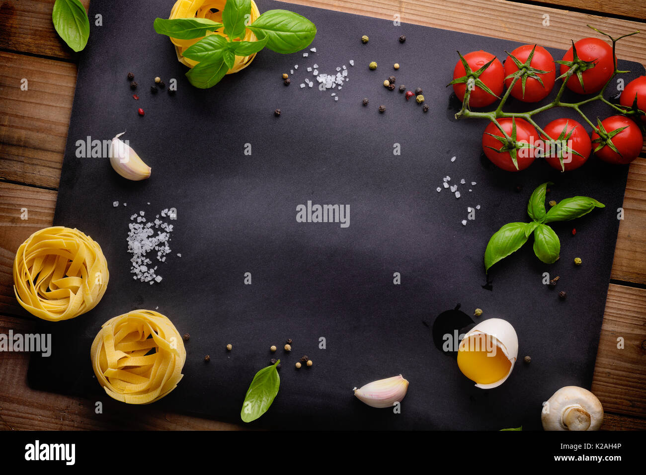 Italienische Lebensmittel oder Zutaten Hintergrund mit frischem Gemüse, Teigwaren, Eier und Gewürze. Ansicht von oben Stockfoto