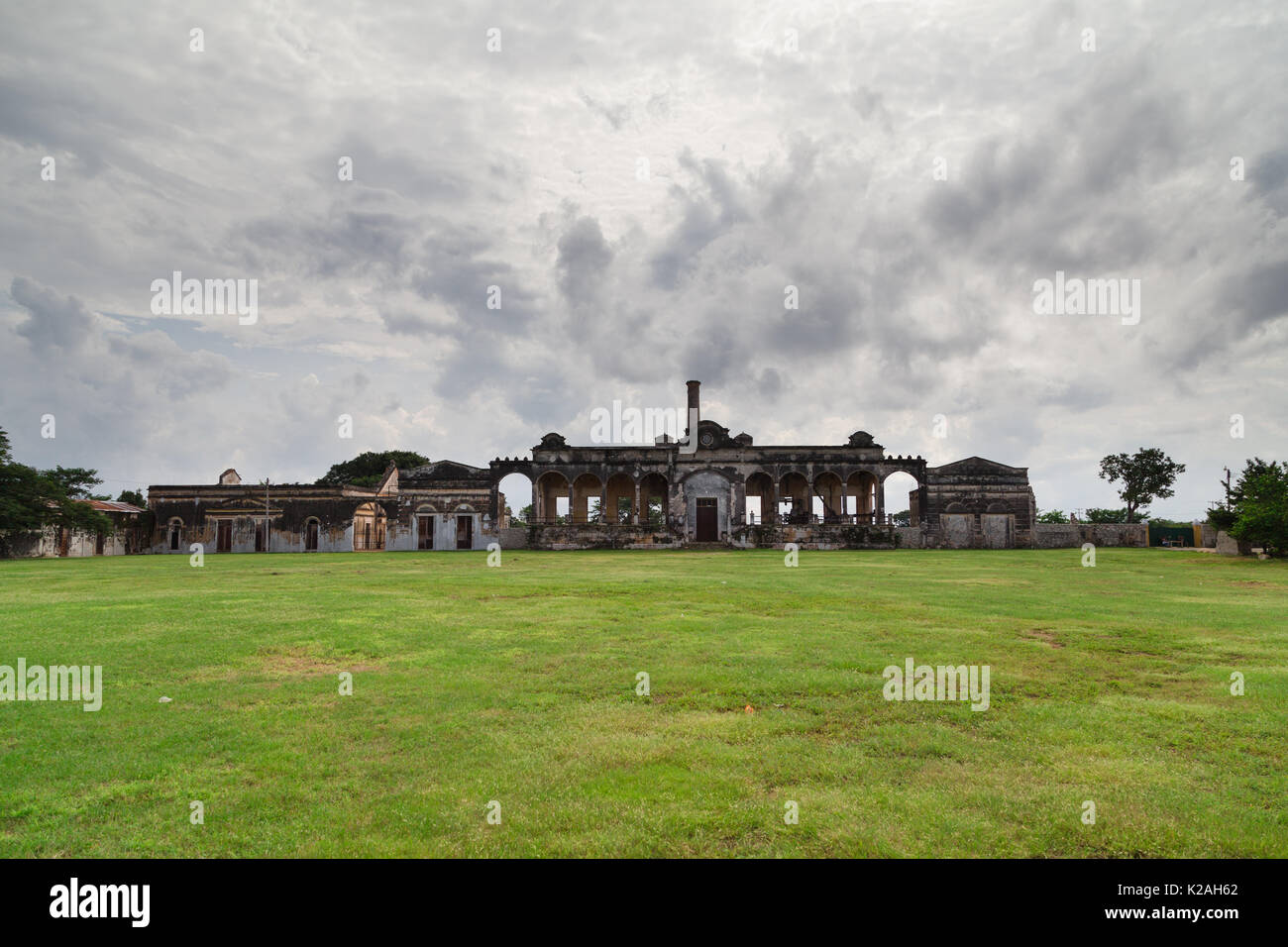 Einen weiten Blick von einem der Gebäude durch bewölkt grauer Himmel im Hacienda Yaxcopoil, Yaxcopoil, Yucatan, Mexiko gesichert. Stockfoto