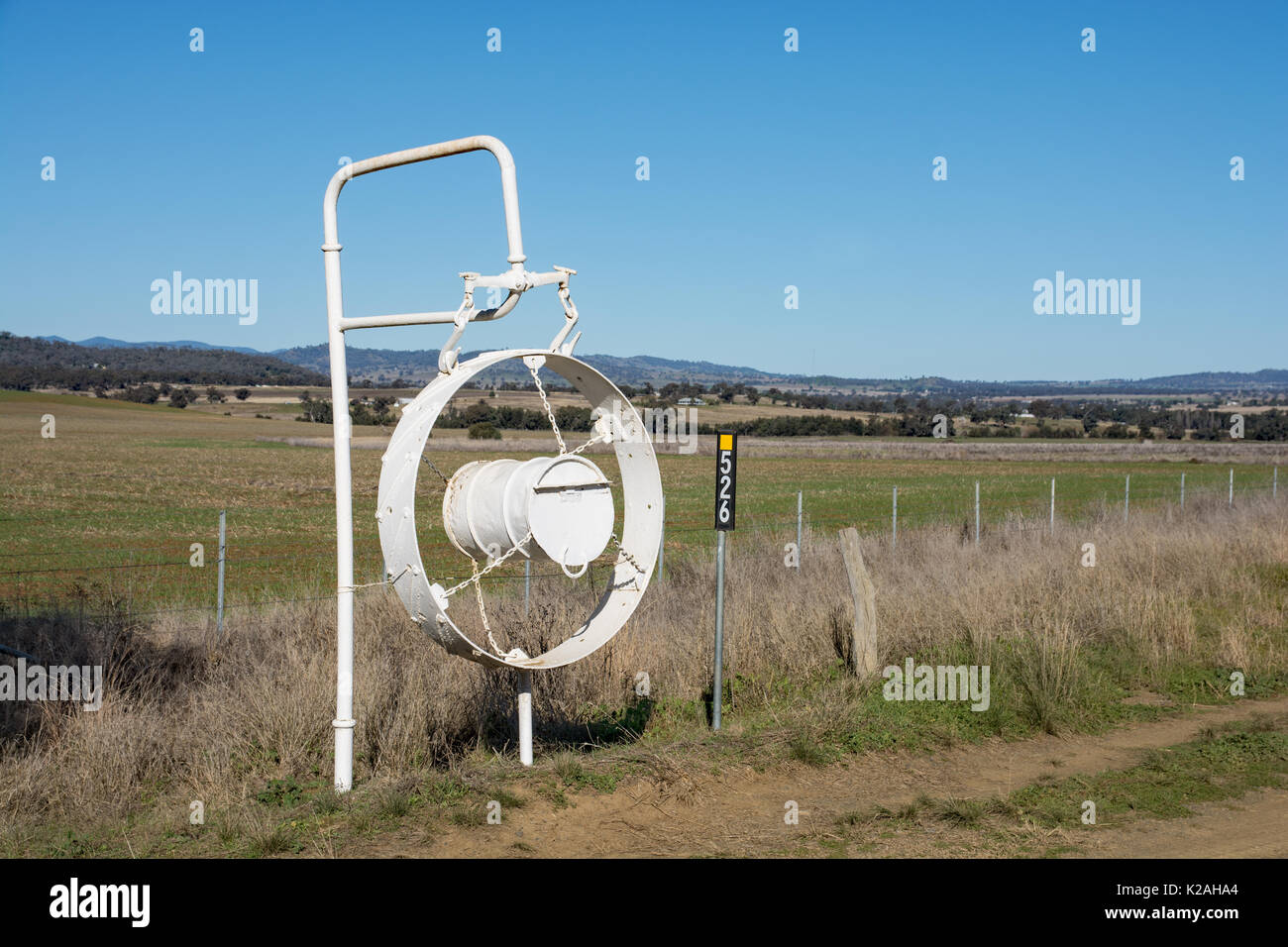 Am Straßenrand Mail Box in ländlichen NSW Australien. Mit einer alten 40 Gallonen Kraftstoff drum in einem alten Bauernhof Traktor Felge ausgesetzt. Stockfoto