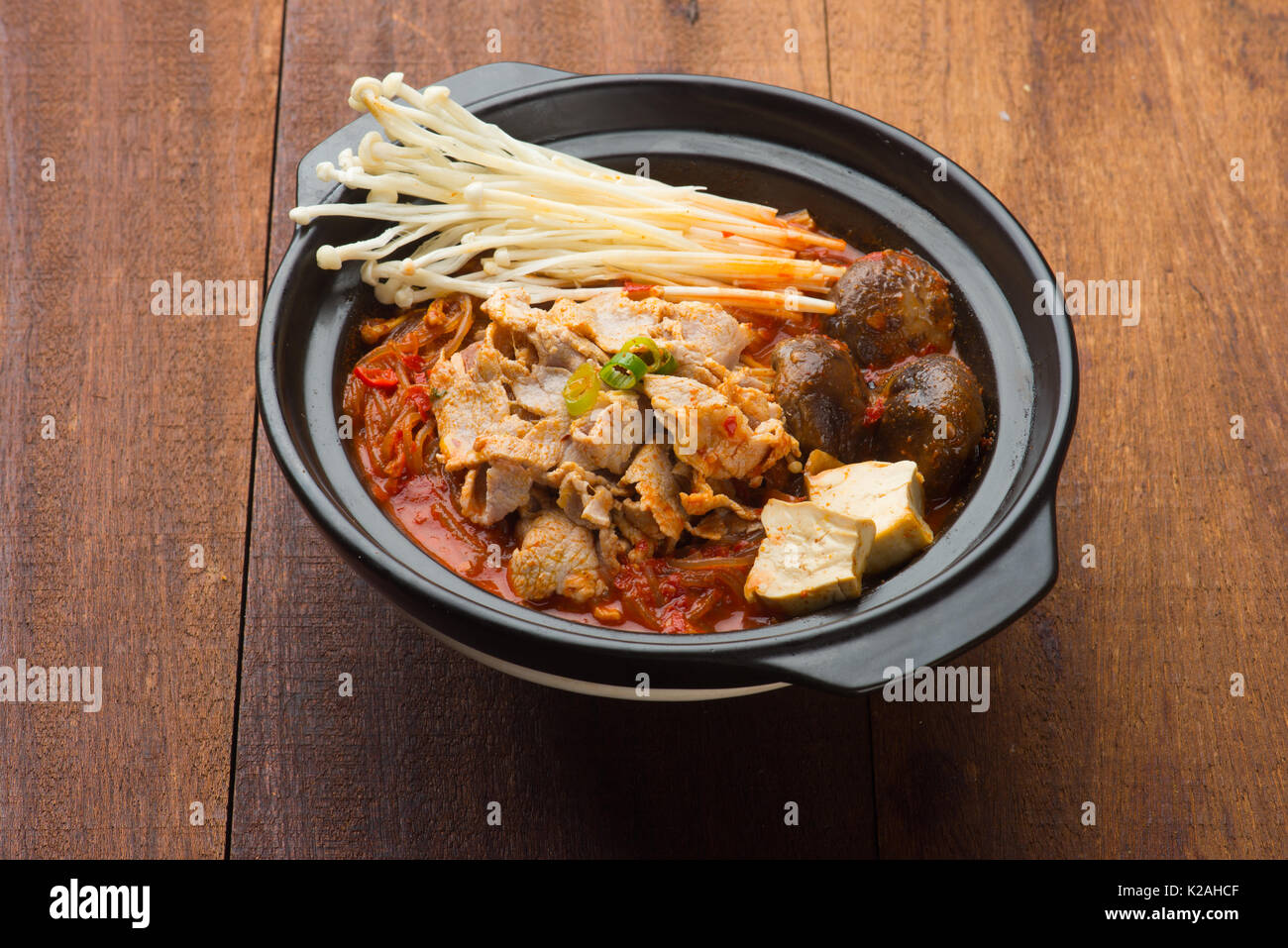 Kimchi Suppe Nudelsuppe in einem Topf Stockfoto