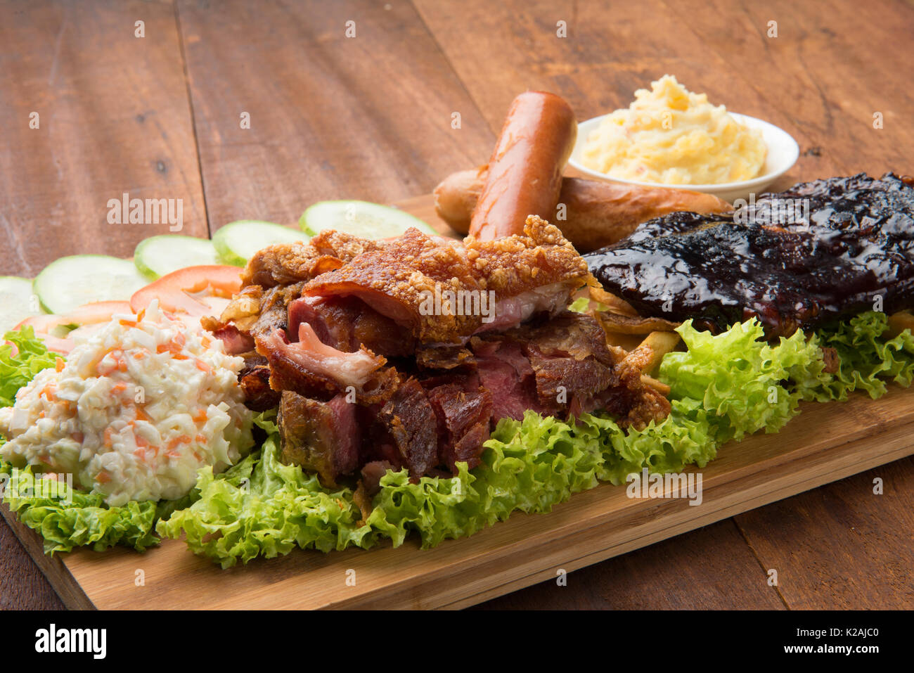 Gebratene Schweinshaxe Rippen, Würstchen und Kartoffelbrei Stockfoto