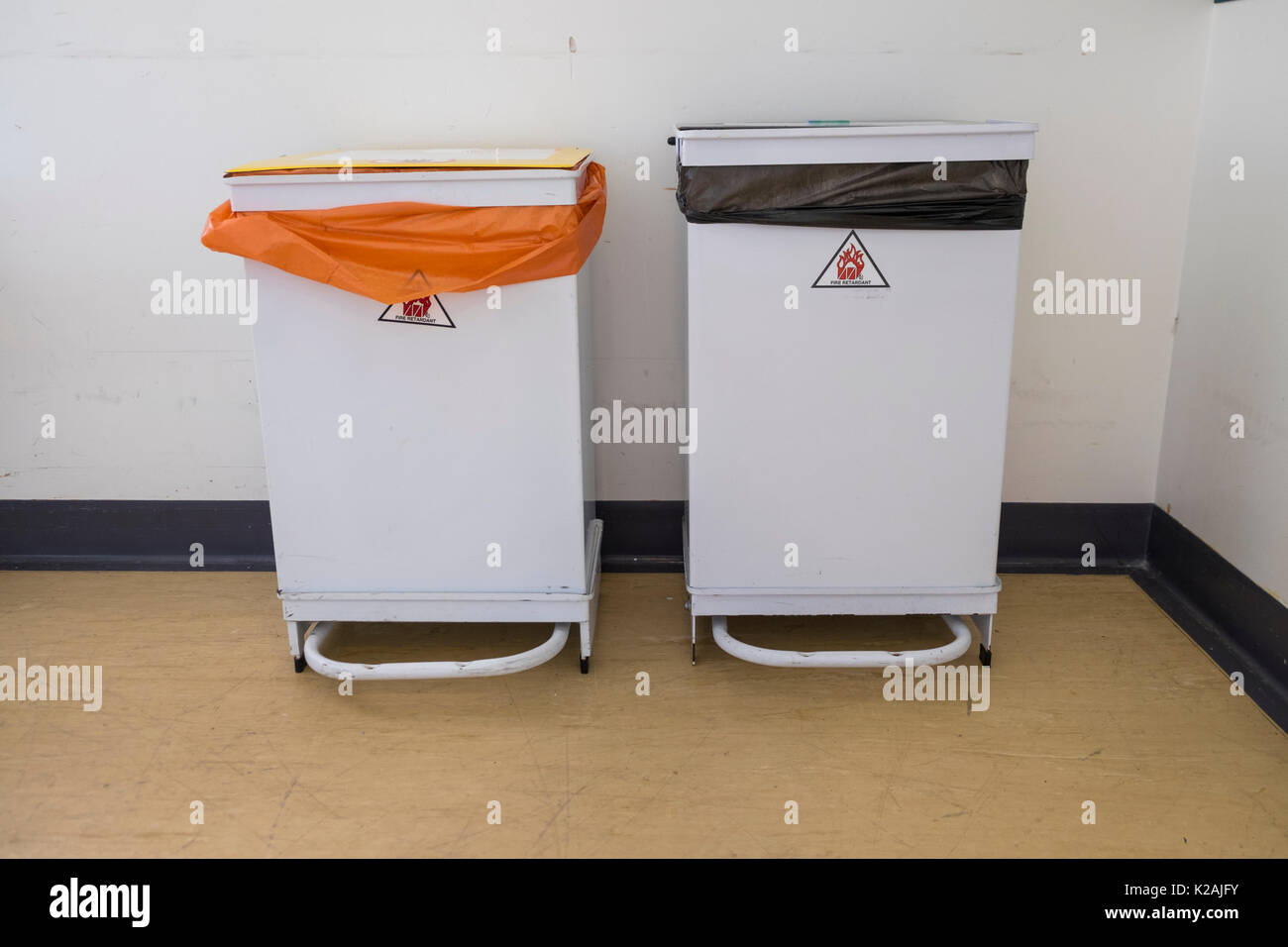 Krankenhaus peddle bins Abfälle auf einer Gemeinde, Großbritannien Stockfoto