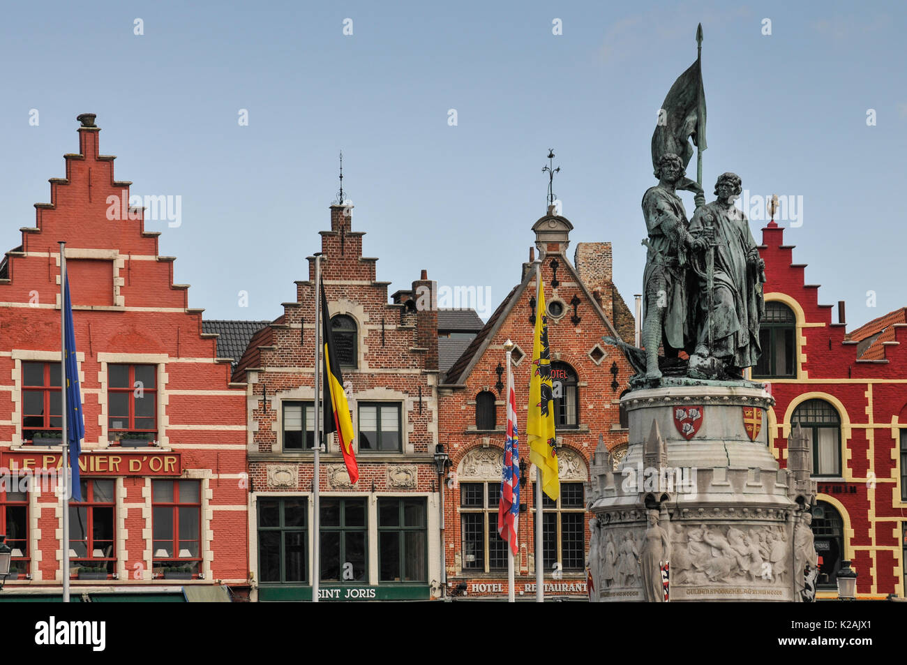 Bunte flämischen gables von Restaurants auf dem Marktplatz der mittelalterlichen Stadt Brügge/Brügge, Westflandern, Belgien Stockfoto