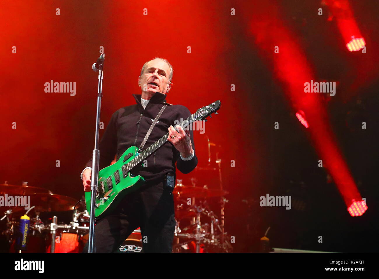 Tausende von Jecken genießen Sie die Musik von Status Quo auf der diesjährigen Zurückspulen Festival South 2017 der Musik der 80er Jahre an seinem ersten Tag Stockfoto