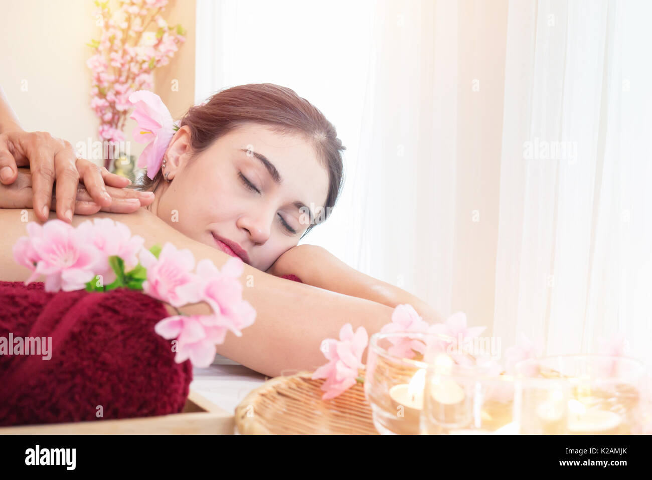 Wellness Massage: Spa Körper Massage. Frau, die Massage in der Spa Salon Stockfoto