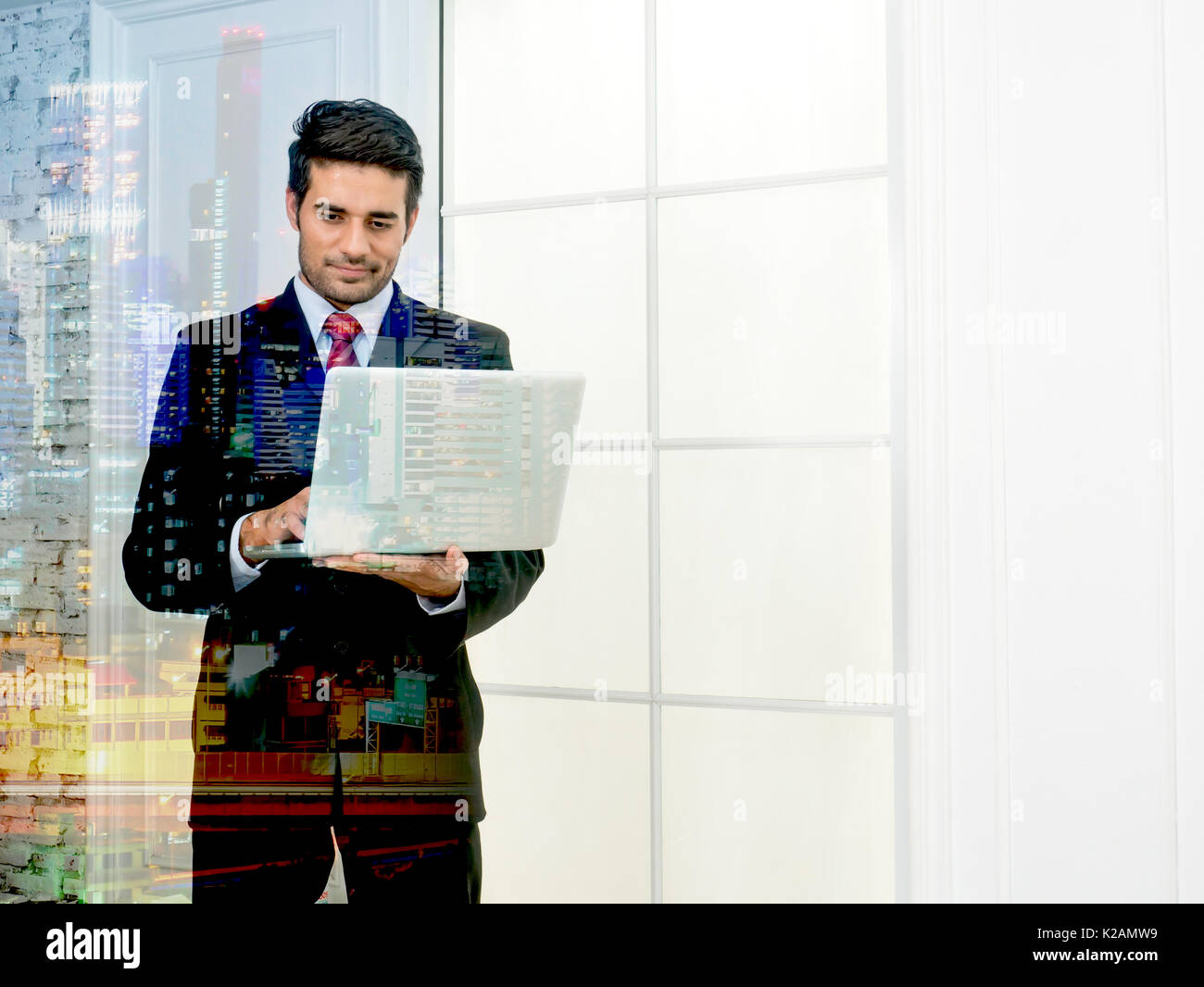 Blick auf junge Unternehmer mit Laptop mit Double Exposure abstrakte Stadt Hintergrund mit kopieren. Kommunikationskonzept Stockfoto