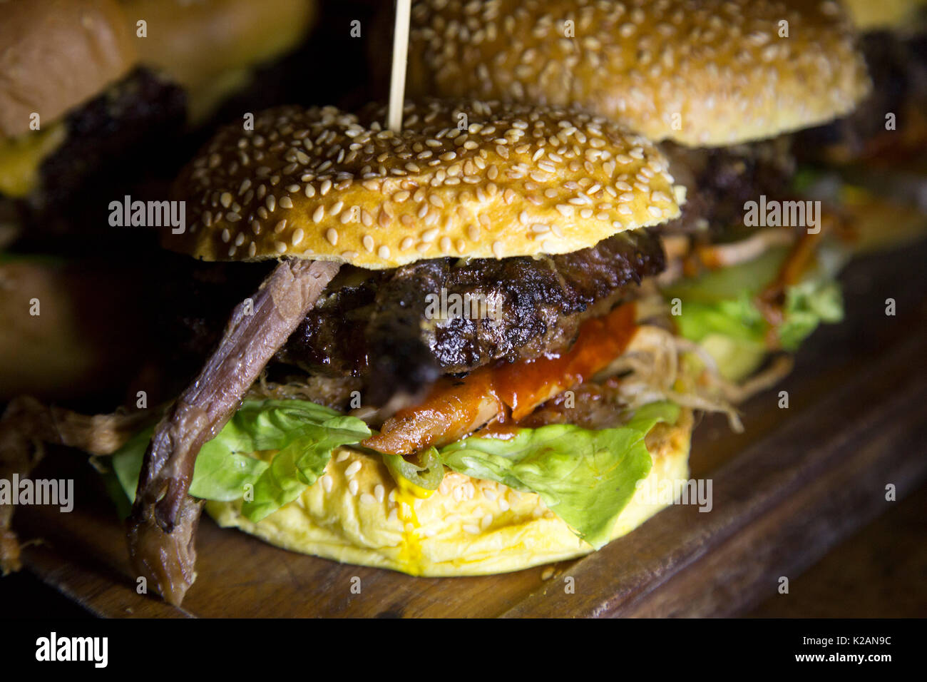 Gourmet Burger serviert auf einem Holzbrett in Sunderland, England. Die Stadt beherbergt das dritte Sunderland Restaurant Woche vom 9. bis 17. September 2017. Stockfoto