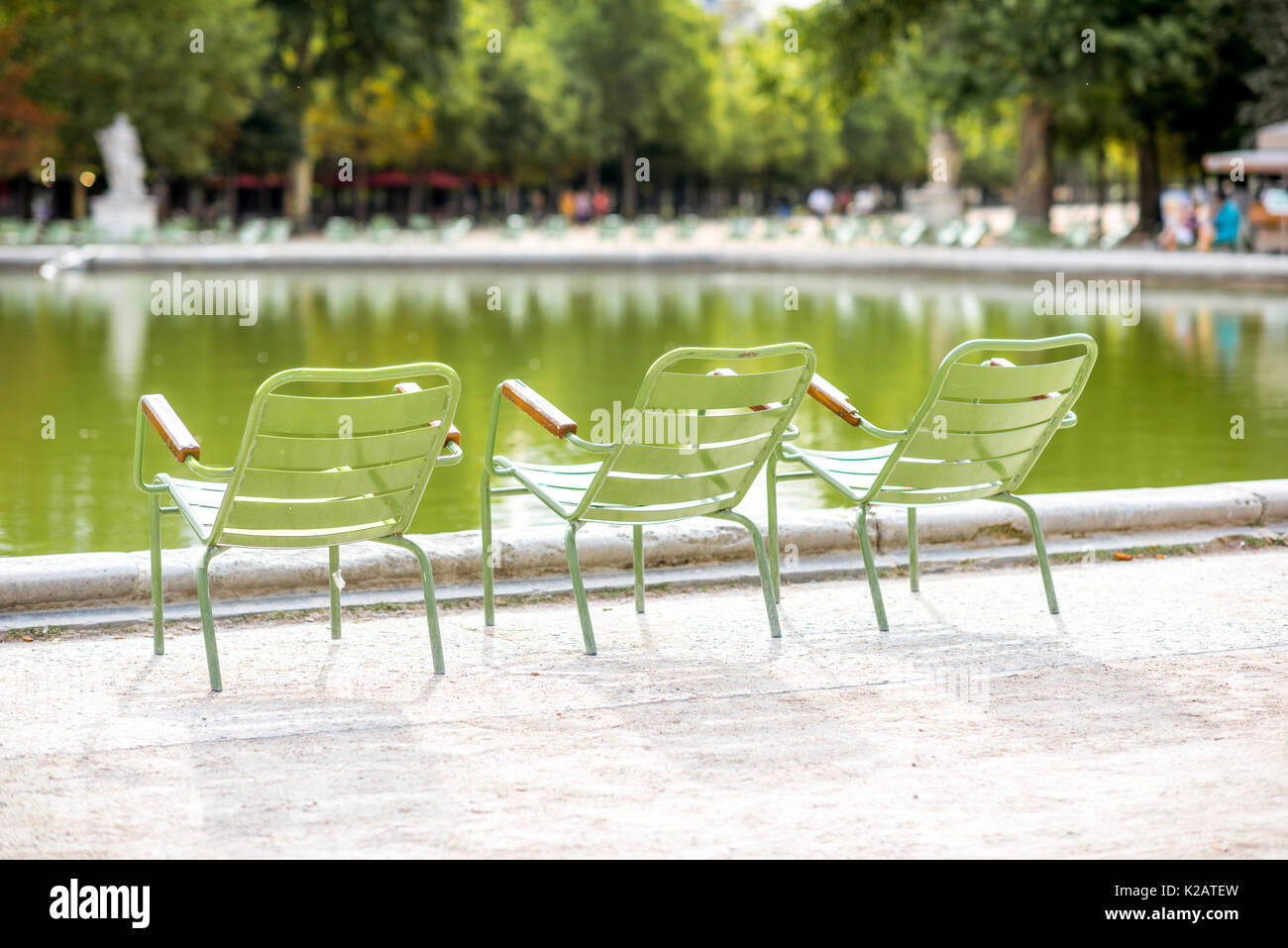 Stühle in Paris. Stockfoto