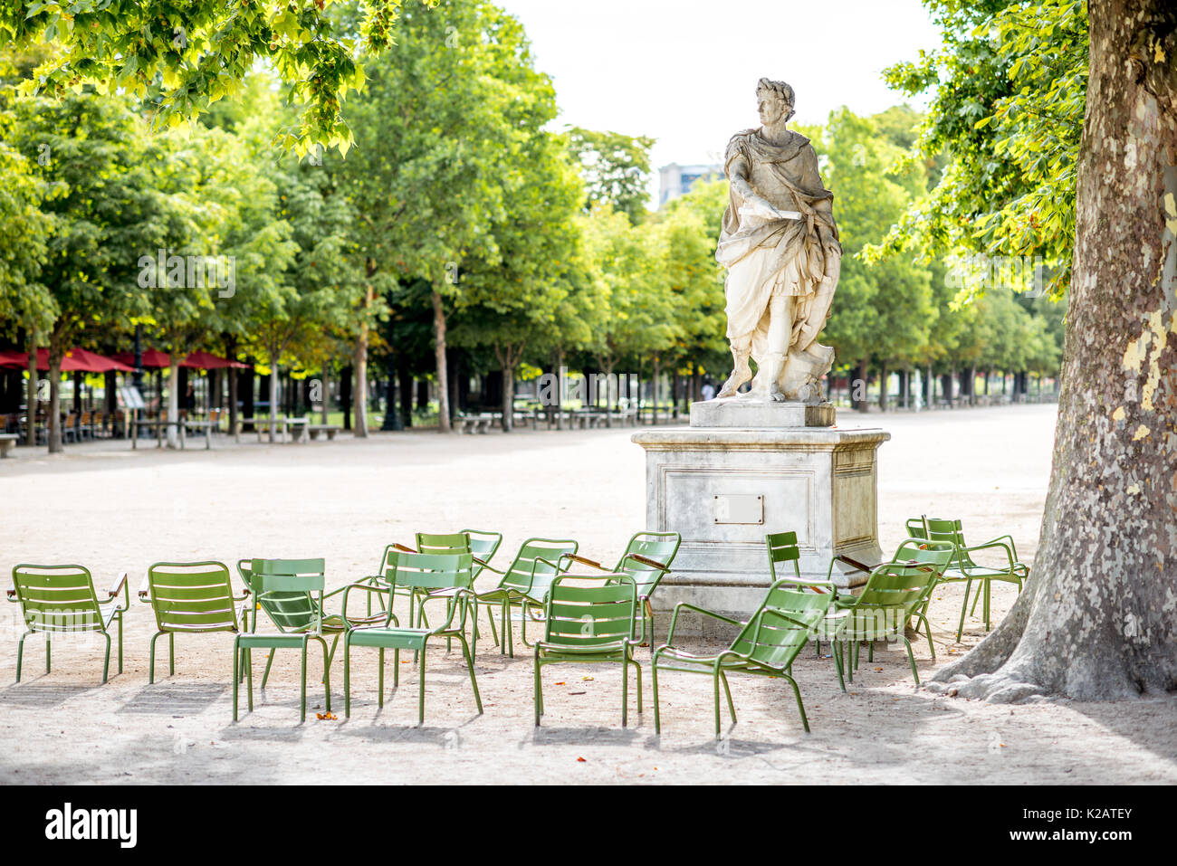 Stühle in Paris. Stockfoto