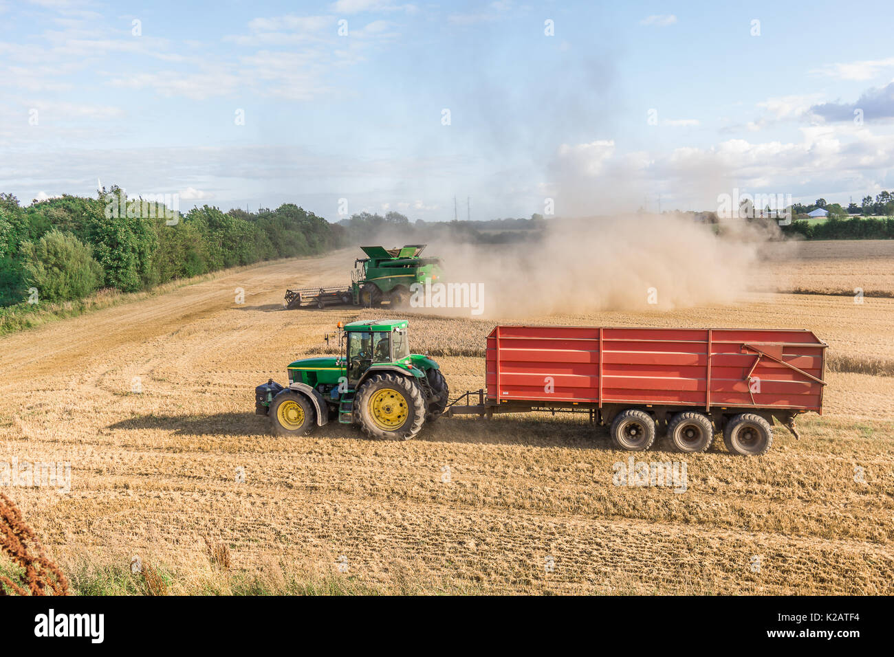Traktor und Mähdrescher bei der Ernte Korn, Borkop, Dänemark, 27. August 2017 Stockfoto