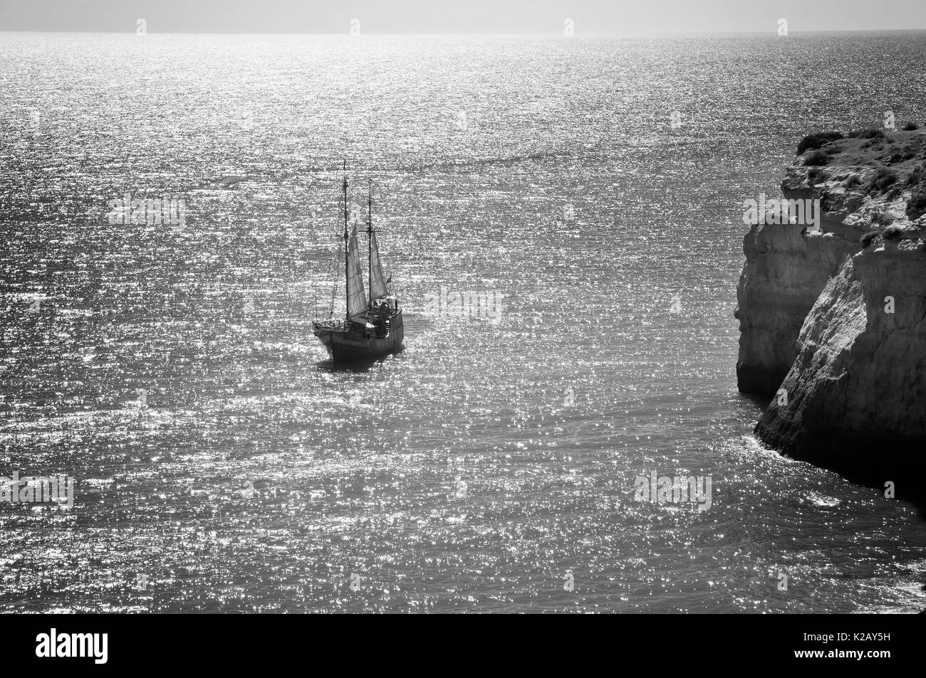 Ein altes Segelschiff im Meer. Stockfoto