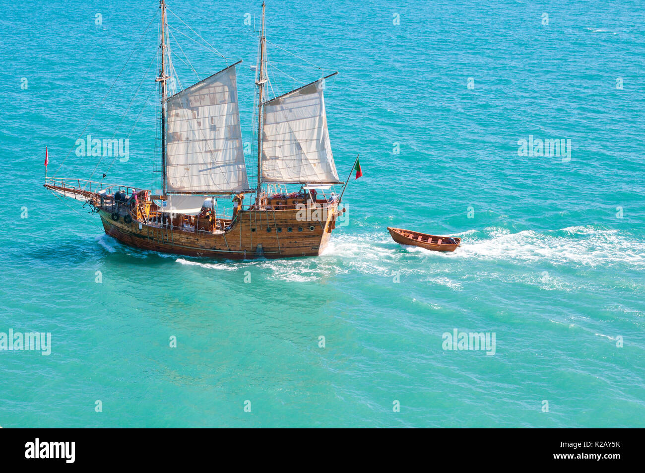 Ein altes Segelschiff im Meer. Stockfoto
