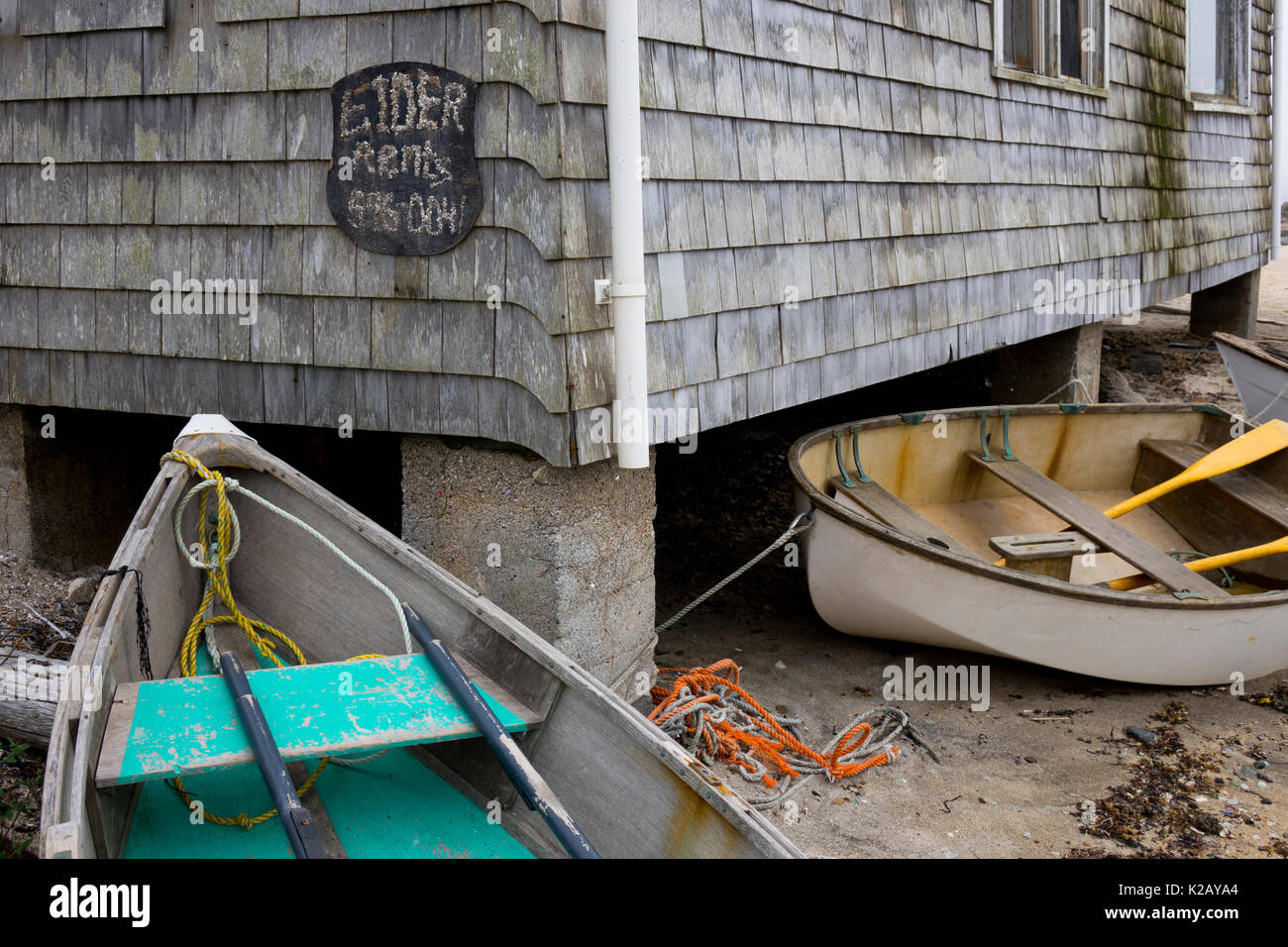 USA Maine ICH Monhegan Island Ruderboote und Skiffs Flut bis zu einem Haus auf Blöcken Stockfoto
