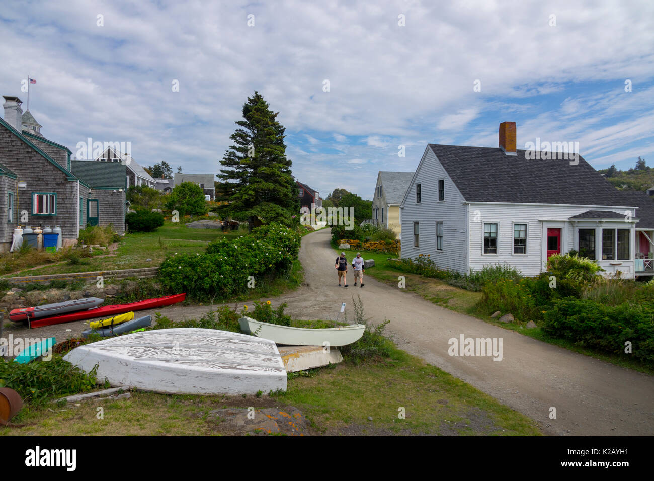 Usa Maine ich monhegan Island in der Penobscot Bay im Atlantik zwei Kerle, die Hauptstraße hinunter. Stockfoto