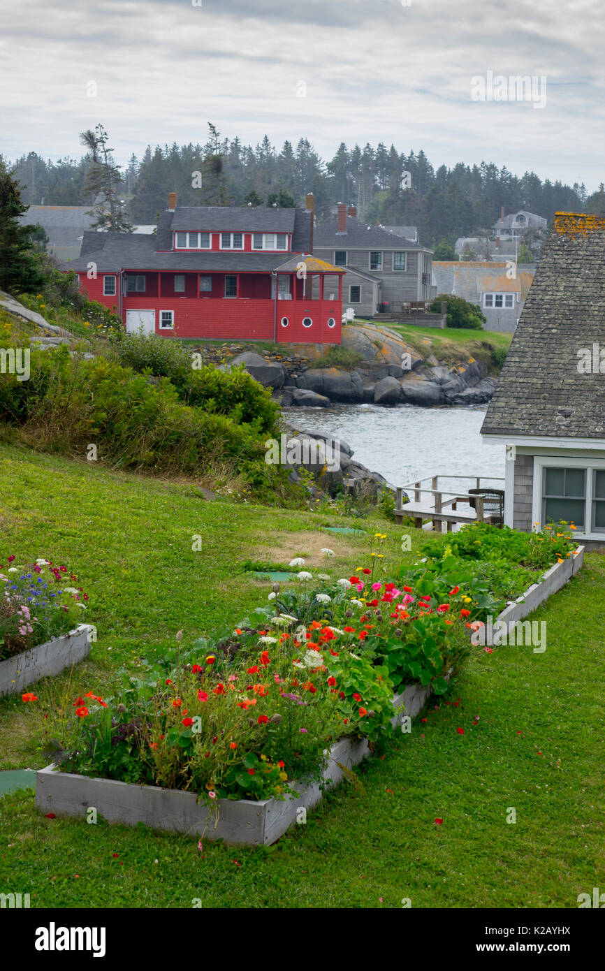 USA Maine ICH Monhegan Island ein angehobener Garten mit Blumen und Gemüse Stockfoto