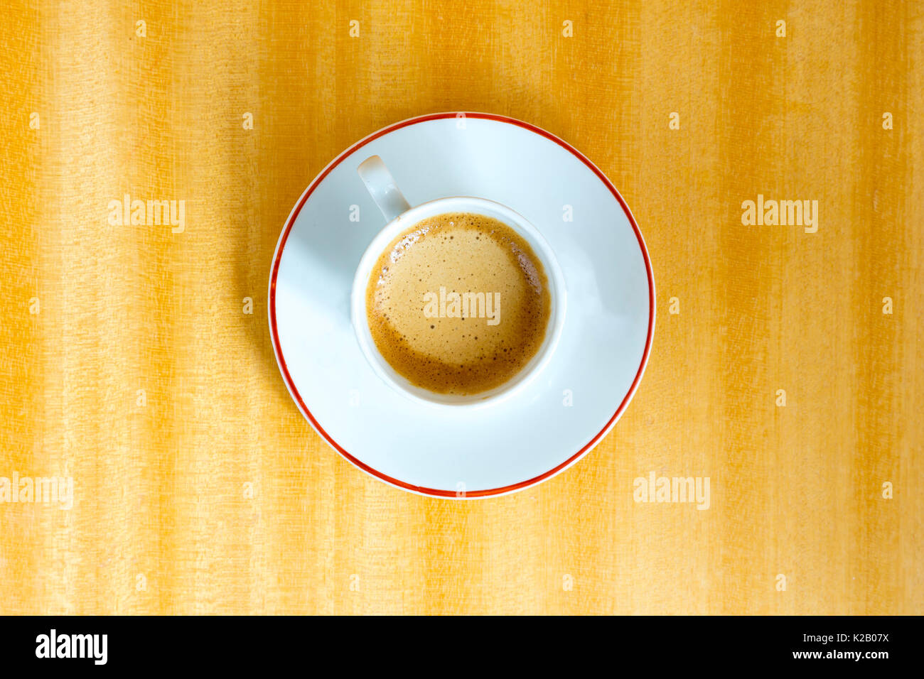 Weiß Kaffee Tasse auf einem Holztisch. Direkt von oben. Stockfoto