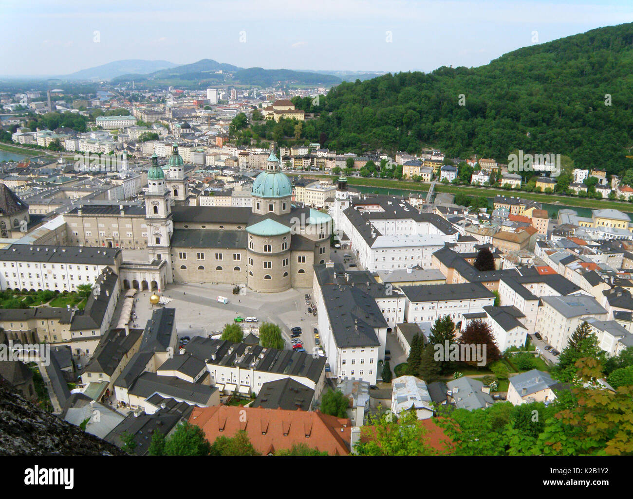 Atemberaubende Aussicht auf das historische Zentrum der Stadt Salzburg mit Festung Hohensalzburg, Österreich gesehen Stockfoto