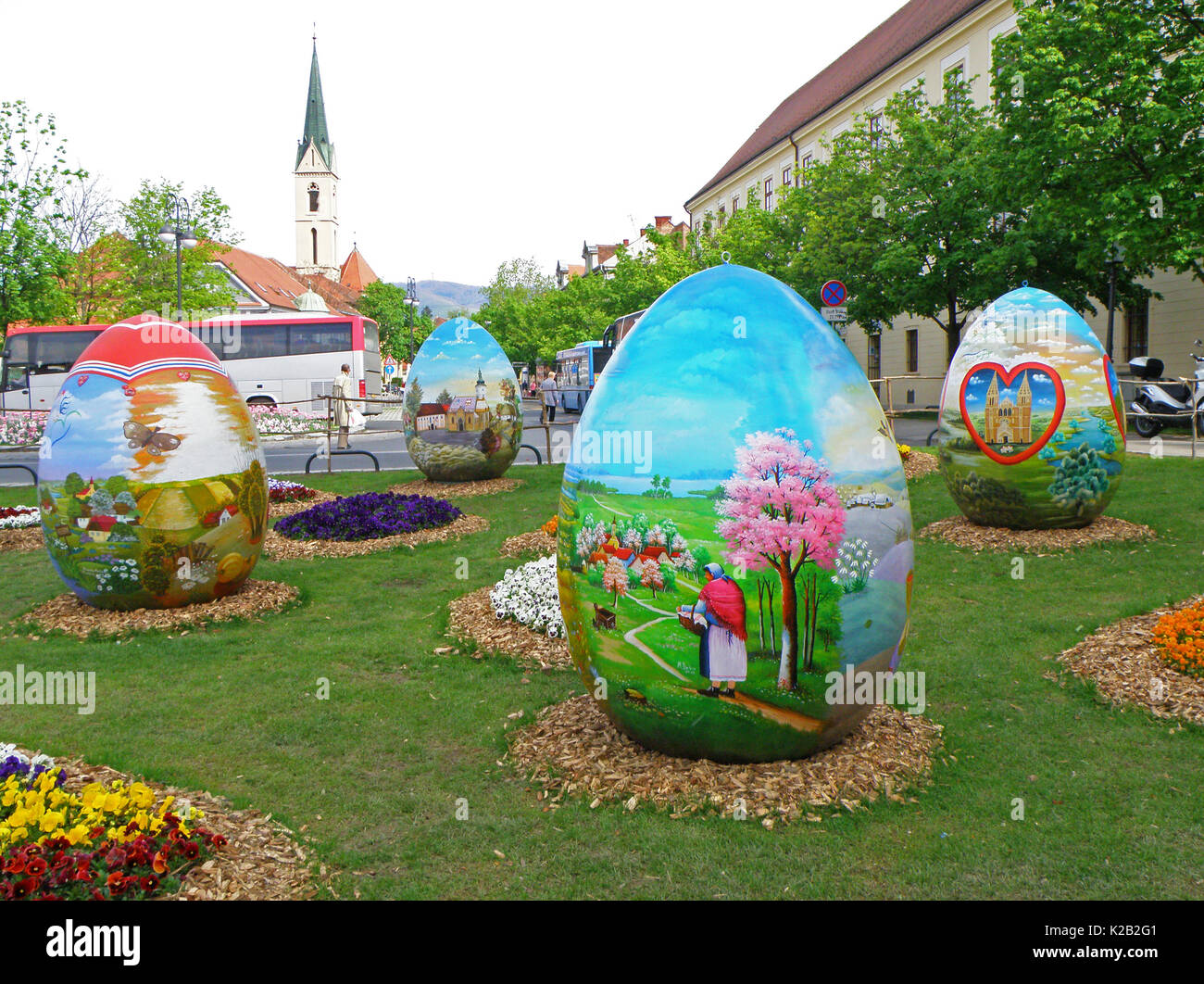 Viele Riesige bemalte Ostereier in Zagreb Cathedral Square, Zagreb, Kroatien Stockfoto