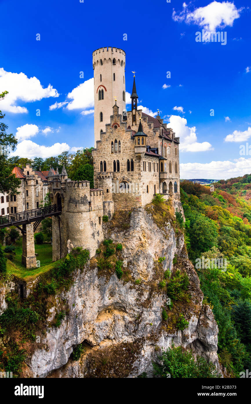 Beeindruckende mittelalterliche Burg Lichtenstein über Felsen, Panoramaaussicht, Deutschland. Stockfoto