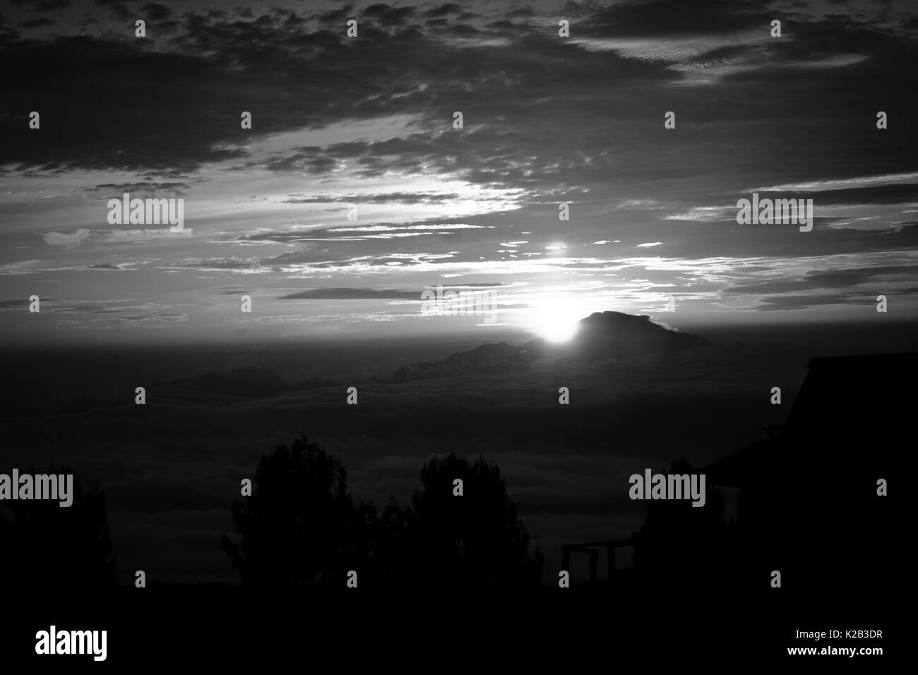 Der Lichtstrahl spähen hinter dem Berg in Posong, Temanggung, Zentraljava, Indonesien Stockfoto