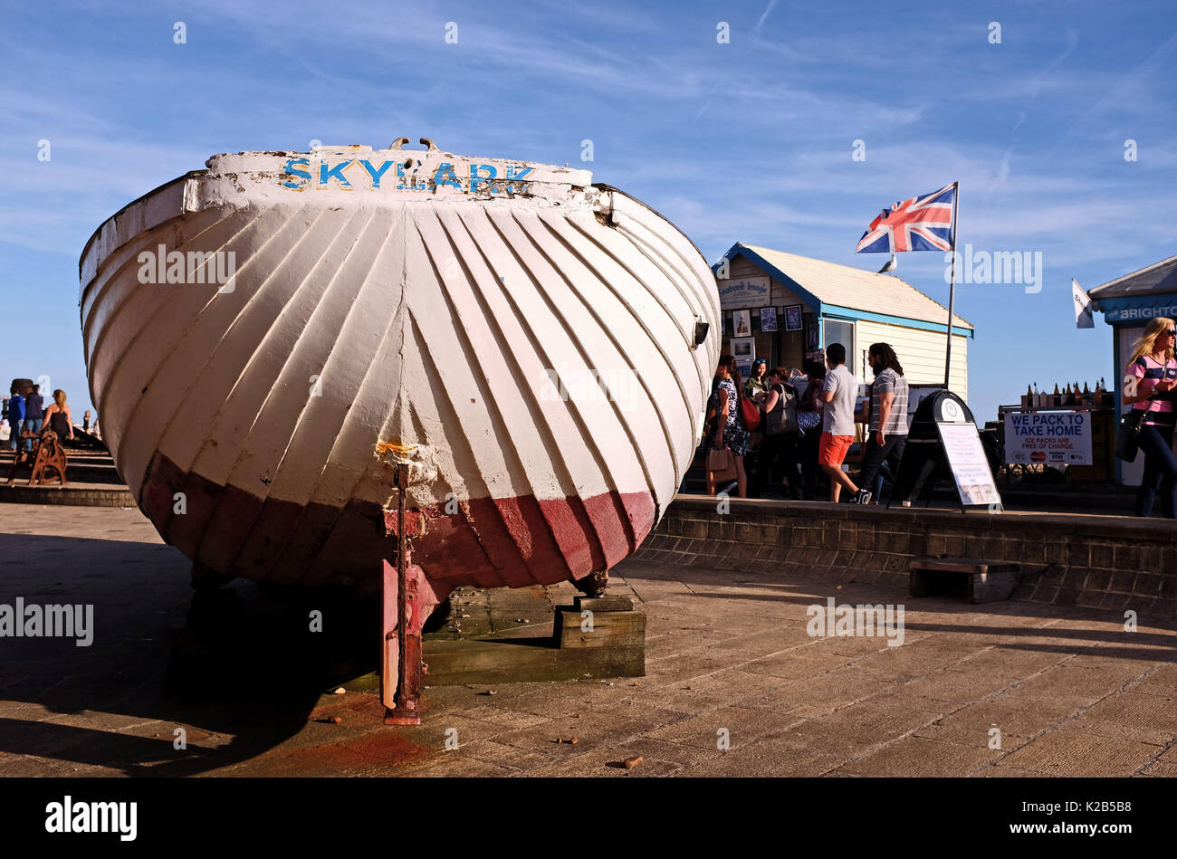 Brighton Seafront Sommer Ansichten im August 2017 - der historischen alten hölzernen Fischerboot Skylark außerhalb des berühmten Fischerei Museum Stockfoto