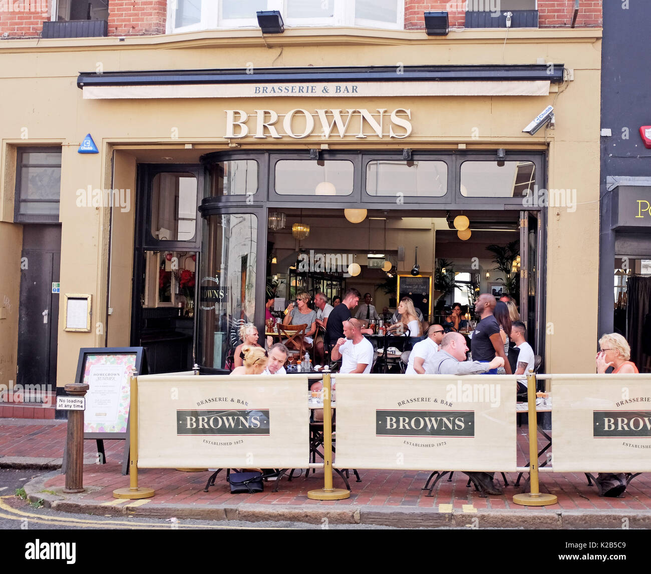 Brighton Sommer Ansichten im August 2017 - Berühmte Browns Bar & Brasserie Restaurant im Stadtzentrum mit Menschen essen außerhalb Stockfoto