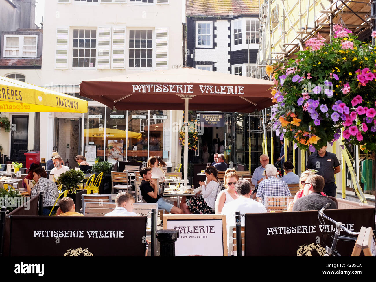 Brighton Sommer Ansichten im August 2017 - Patisserie Valerie Coffee Shop und ein Cafe mit Menschen Essen und Trinken draußen in den Gassen Bezirk Stockfoto