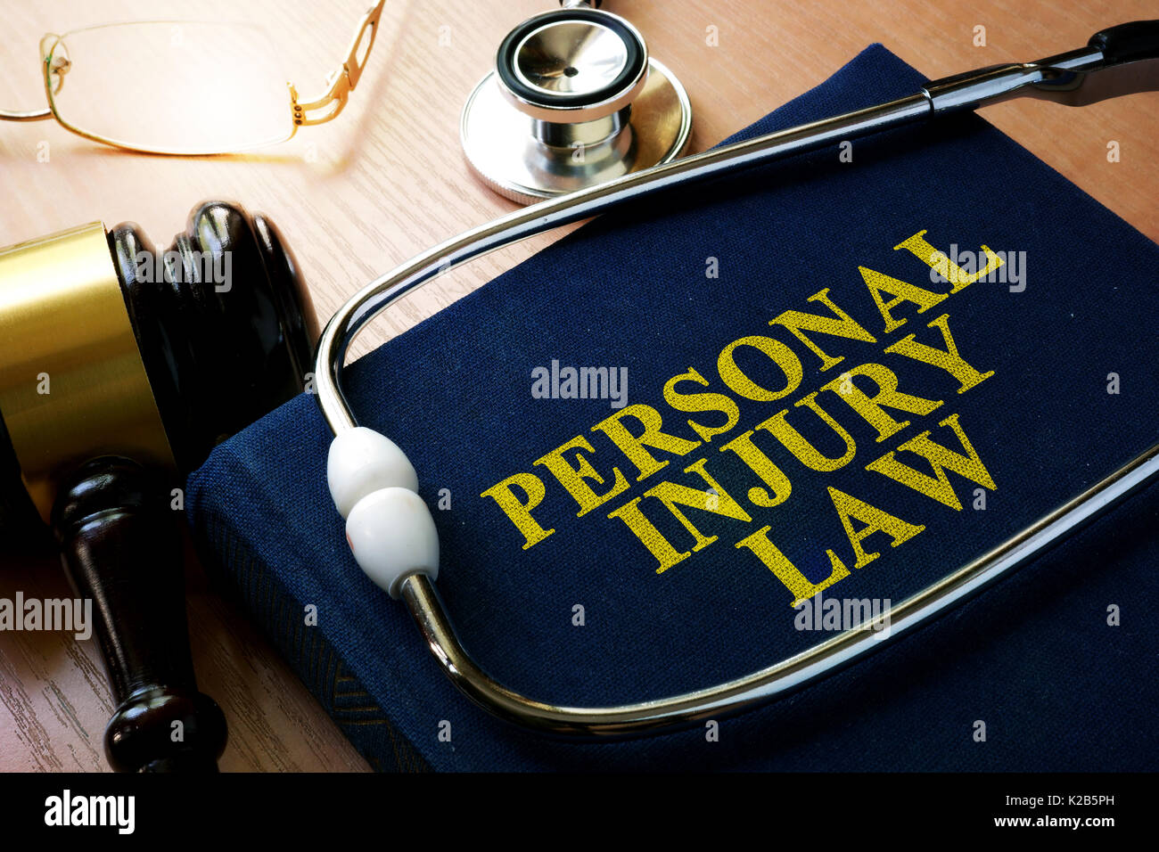 Personenschäden recht Konzept. Buch und Stethoskop. Stockfoto