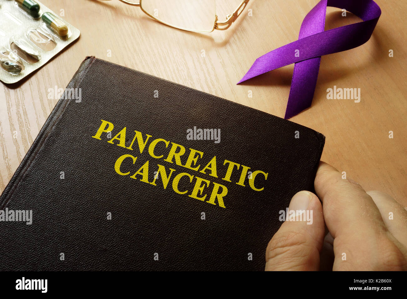 Symbol von Bauchspeicheldrüsenkrebs. Lila awareness Ribbon. Stockfoto