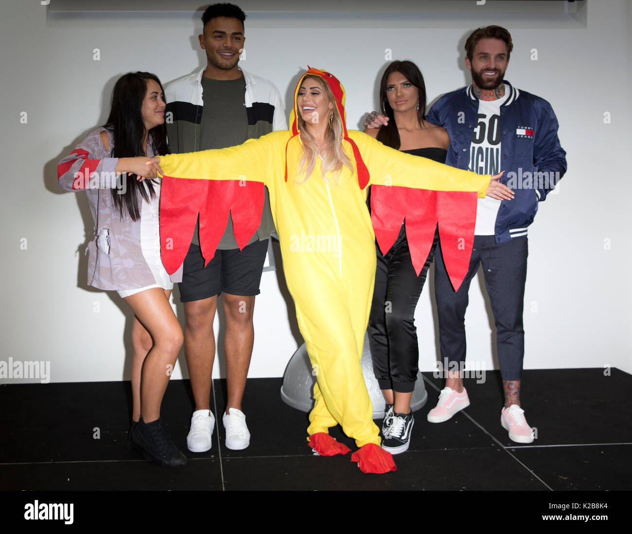 (Von links nach rechts) Marnie Simpson, Nathan Henry, Chloe Fähre, Abbie Holborn und Aaron Chalmers aus der Cast von Geordie Ufer besuchen sie ein Fotoshooting bei den MTV Studios, London, vor der ersten Episode von Jahreszeit 15, die heute Abend ausgestrahlt wird. Stockfoto