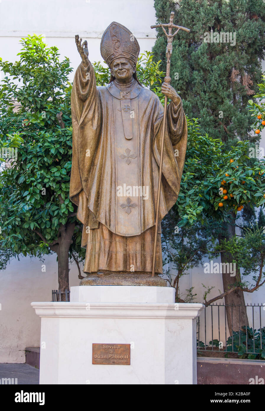 Plaza Virgen de los Reyes, Sevilla, Spanien. Statue von Papst Johannes Paul II., 1920 - 2005. Papst von 1978 bis 2005. Stockfoto