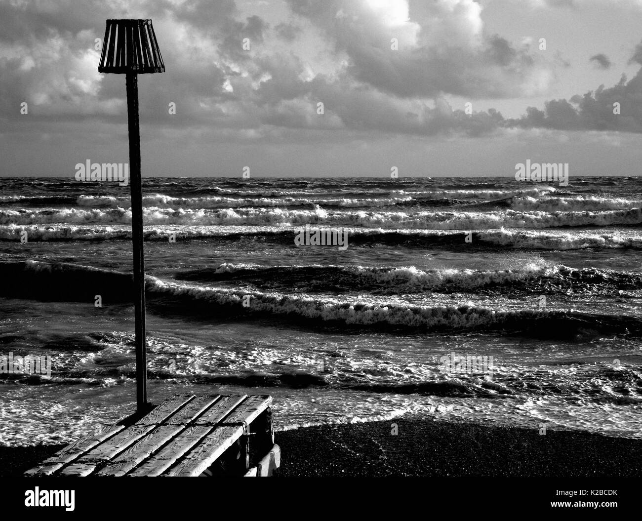 AJAXNETPHOTO. WORTHING, England. - Stürmischer See an der Südküste nach herbstlichen Stürme. Foto; Jonathan Eastland/AJAX REF: P78 132810 145 Stockfoto