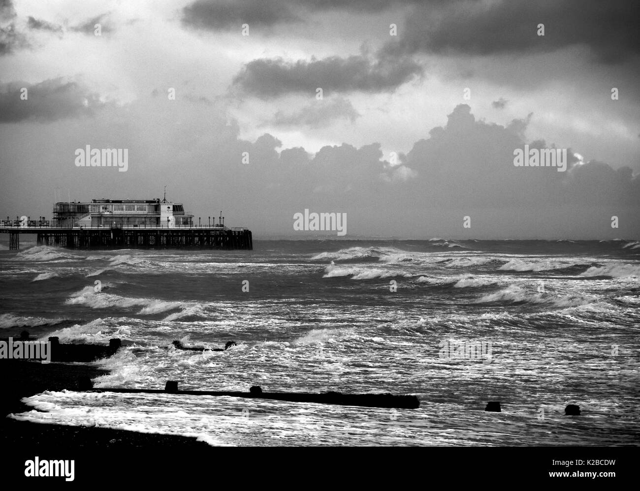 AJAXNETPHOTO. WORTHING, England. - Stürmischer See an der Südküste nach herbstlichen Stürme. Foto; Jonathan Eastland/AJAX REF: P78 132810 118 1 Stockfoto