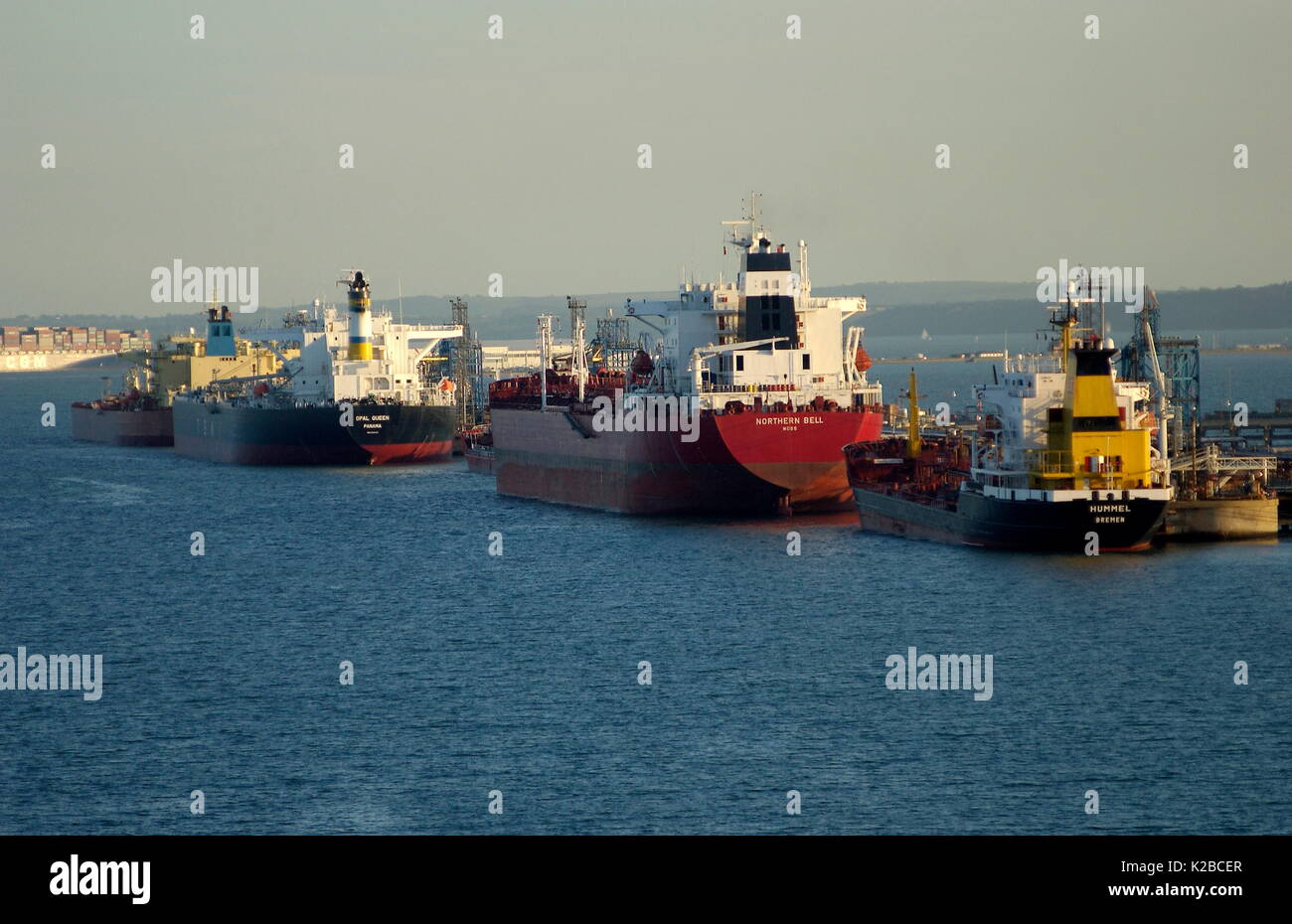 AJAXNETPHOTO. ENGLAND – ÖLTANKER, DIE AM ÖLRAFFINERIETERMINAL ENTLADEN. FOTO: JONATHAN EASTLAND/AJAX REF: D61510 397 Stockfoto