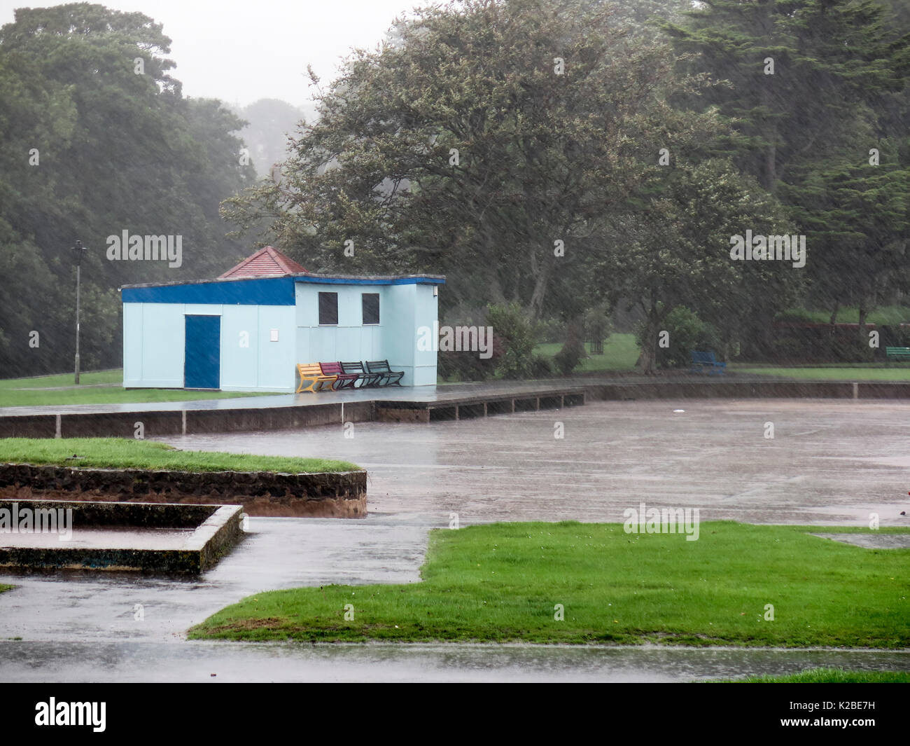 Sintflutartige Regenfälle über einsame öffentlichen Park Stockfoto