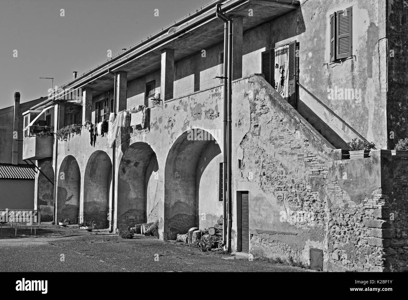 Fassade eines alten zerfallenden Gebäude - HDR Stockfoto