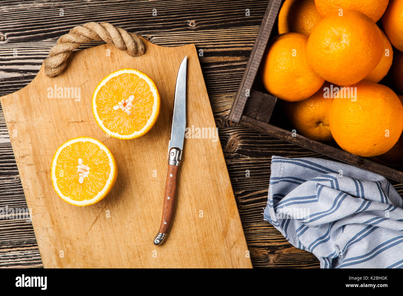 Frische Orangen in Holzkiste Stockfoto