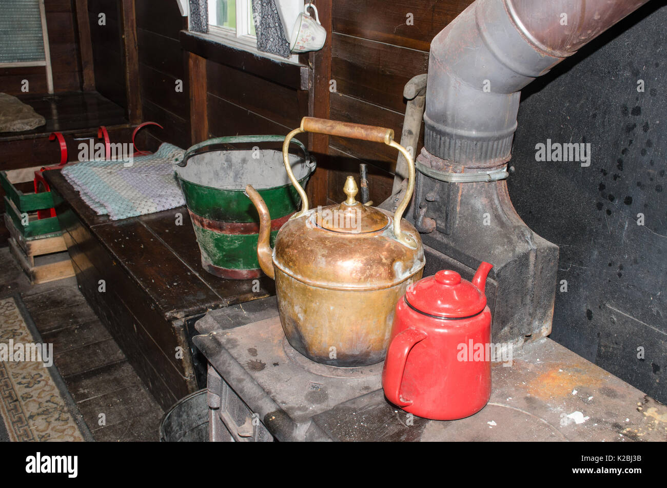 Vintage Wasserkocher auf alten Herd in Gypsy Caravan Stockfoto