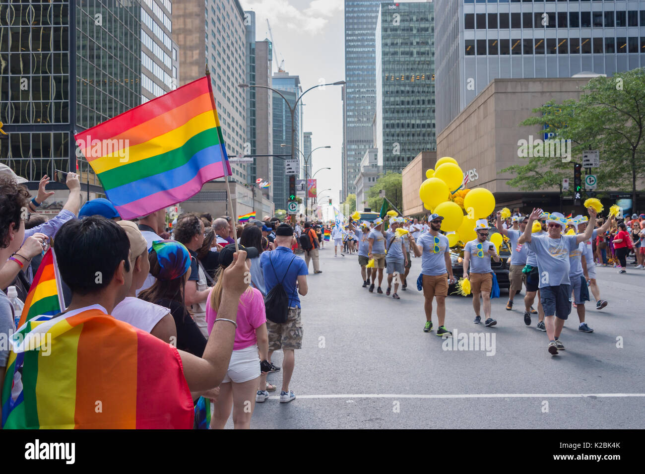 Montreal, 20. August 2017: Mann hält einen Schwulen Regenbogen Flagge in Montreal Gay Pride Parade Stockfoto