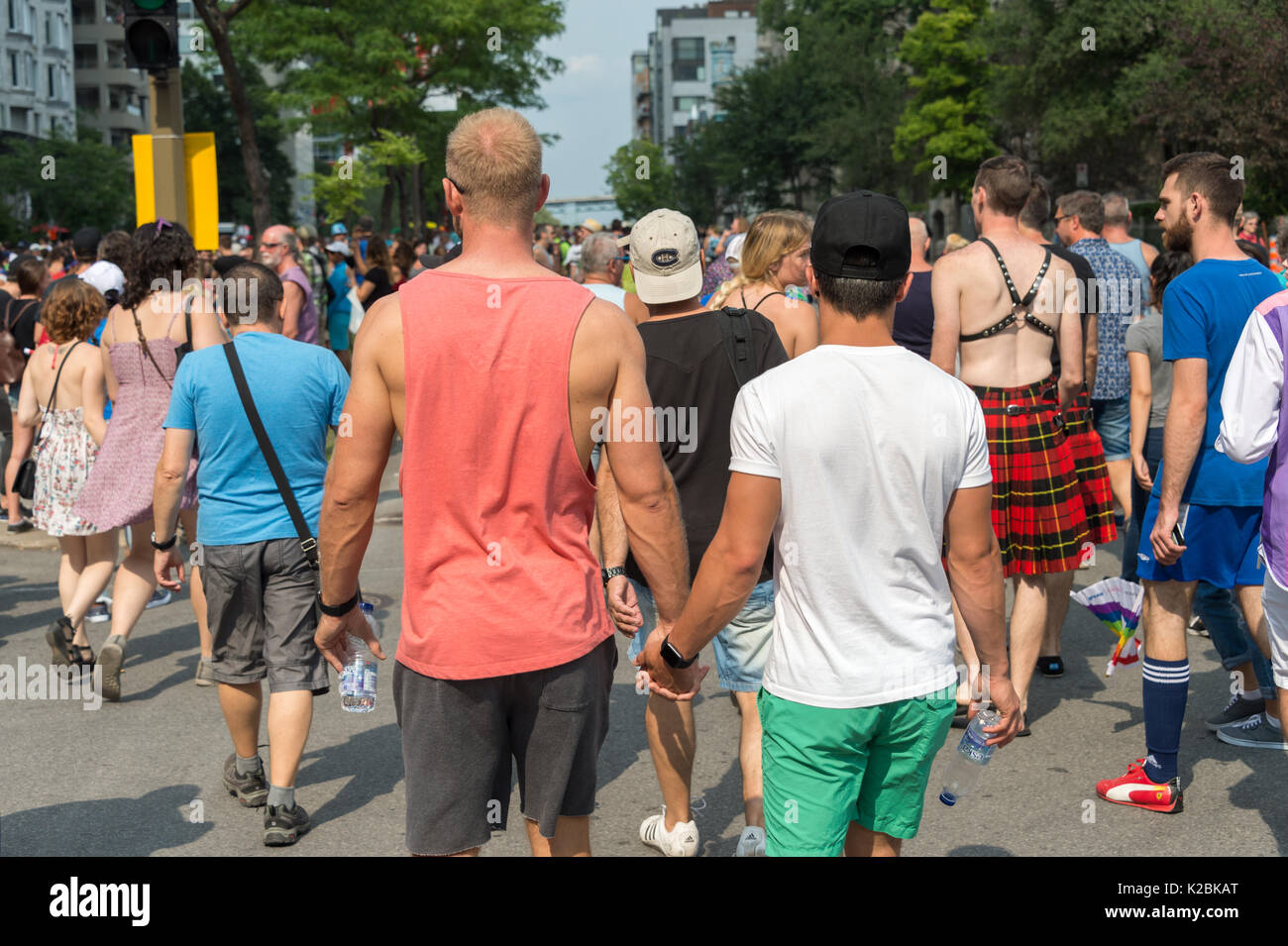 Montreal, CA - 20. August 2017: männliche Homosexuelle Paare - Zwei homosexuelle Männer zusammen sind zu Fuß und hielten ihre Hände nach Montreal Gay Pride Parade Stockfoto