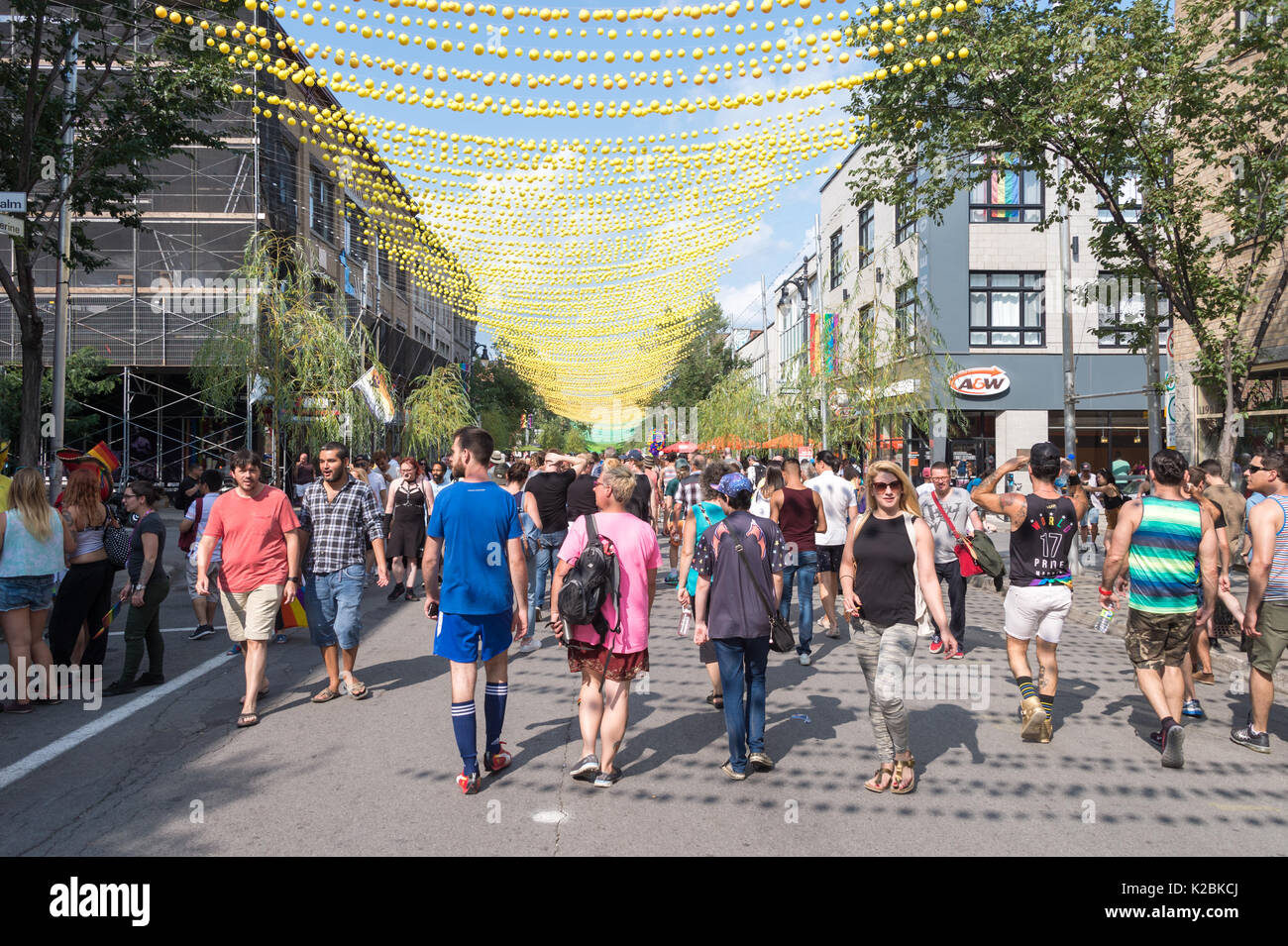 Montreal, CA - 20. August 2017: gelbe Bälle in der Rue Sainte Catherine im Gay Village von Montreal nach Gay Pride Parade. Stockfoto