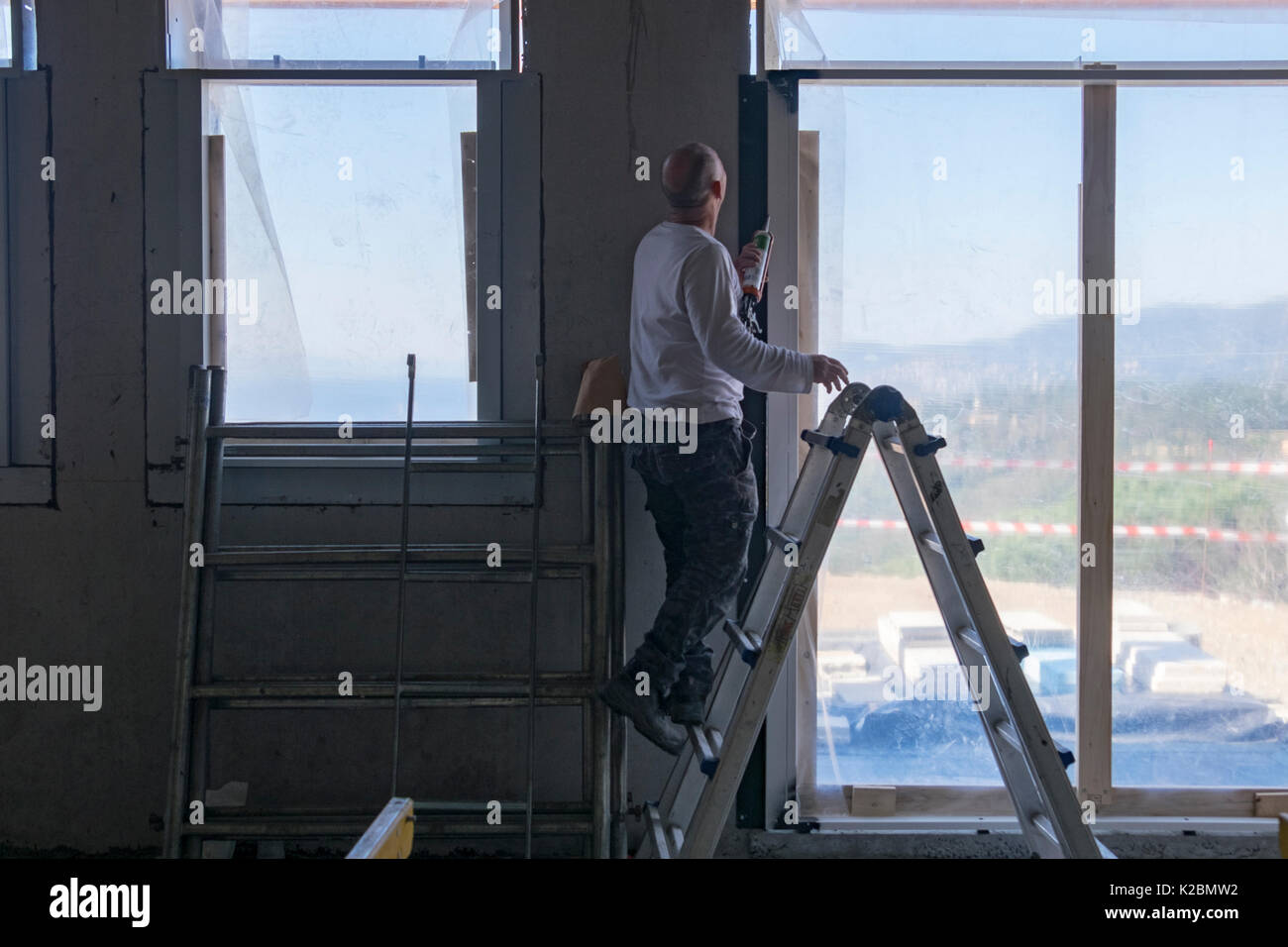 Zimmermann bei der Arbeit Gebäude vorläufiger Rahmen für die Wände in einem neuen Haus im Bau in der Provence, Frankreich Stockfoto