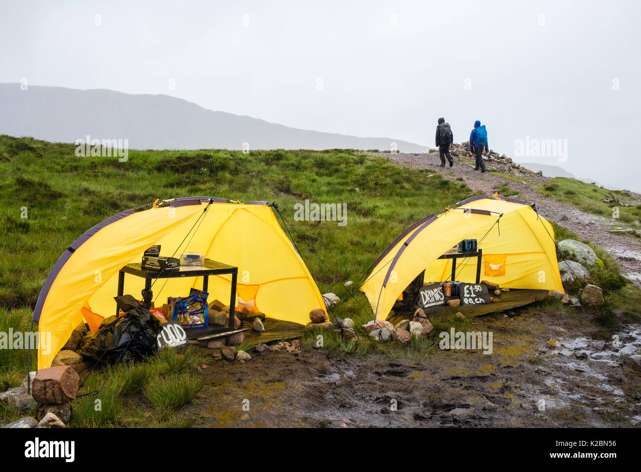 Zwei Zelte Tuck Shop Verkauf von Speisen und Getränken an der West Highland Way Trail weg höchsten Punkt an der Oberseite der Teufel Treppe. Glen Coe, Highland, Schottland, UK Stockfoto