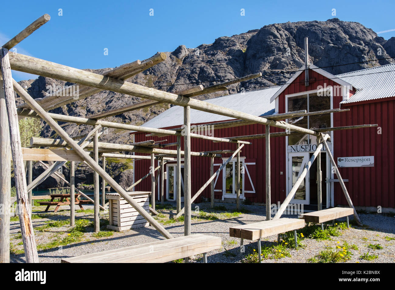 Die Rezeption im alten hölzernen Gebäude im historischen Fischerdorf Nusfjord, Insel Flakstadøya, Lofoten, Nordland, Norwegen Stockfoto